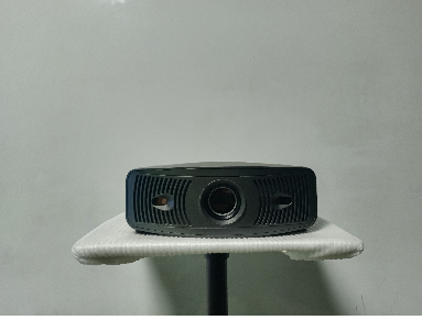 Proyektor kelas sinema 4K dengan fokus otomatis tertutup sepenuhnya. Pilihan utama untuk keluarga, luar ruangan, asrama, dan ruang video mewah pribadi